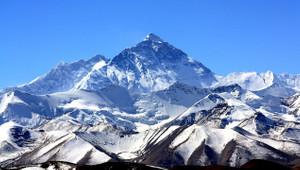 Everest yükselmeye devam ediyor