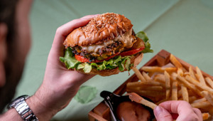 Birer birer kapanıyorlar: Dev hamburger zincirine kayyum atandı