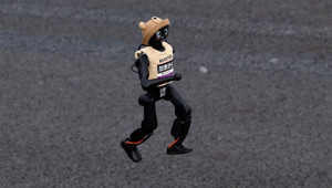 Geçen yıl ayakta duramamışlardı, bu yıl rekor kırdılar: Çin'de robotlarla insanlar yarıştı