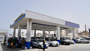 Petrol zengini ülkede benzin krizi! Kuyruklar 10 gündür erimiyor