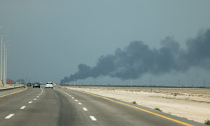 Saudi Aramco'nun Ras Tanura rafinerisinden dumanlar yükseliyor