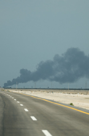 Saudi Aramco'nun Ras Tanura rafinerisinden dumanlar yükseliyor