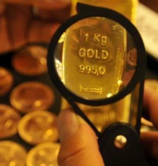 Altın fiyatlarında düşüş sürüyor: Dolar güçlendi, piyasaların gözü verilerde