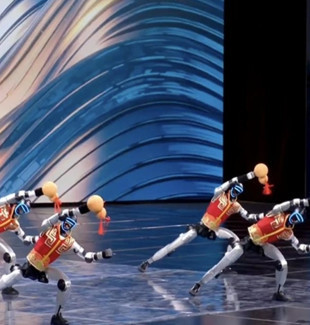 Çin'de insansı robotlar bu kez "kung fu" yaptı