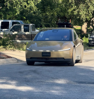 Tesla Cybercab'ler Houston'da ortaya çıktı: Robotaksi için geri sayım mı?