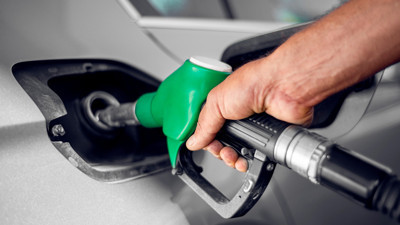 Benzin fiyatları 4 doları aştı: Trump petrol devleriyle masaya oturuyor