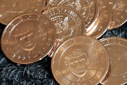 Trump'ın portresi 1 dolarlık madeni parada: 250. yıl için özel tasarım piyasaya sürüldü