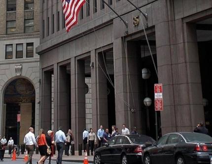 Bir bankacının hayatını kaybetmesinin ardından bazı Wall Street bankaları mesai saatlerinde düzenlemeye gidiyor