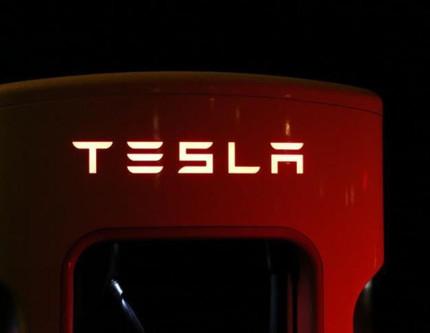 Tesla'da direksiyon problemi: 380 bin otomobil geri çağırılıyor