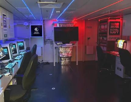 Birleşik Krallık donanması savaş gemisine e-spor odası kurdu: Counter-Strike, Halo ve Civilization oynanıyor