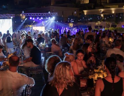 Cemiyet hayatı “Mavi Beyaz Gece”de buluştu: Bodrum’da göz kamaştıran davet