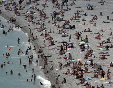 Fransız tatil beldesinden üstsüz gezen ziyaretçilere para cezası: 'Kaslarını sergilemek isteyen plaja gitsin'