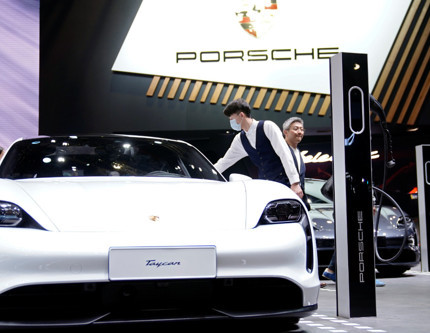 Elektrikli otomobillere olan talep azaldı: Porsche, batarya üretme planını iptal etti