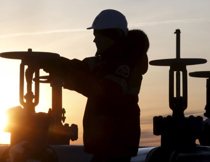 IEA 2025 için petrol talep ve arz tahminlerini yukarı yönlü revize etti