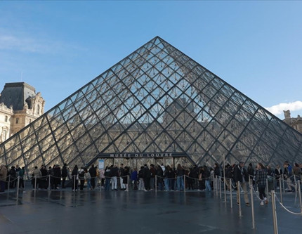 Louvre Müzesi soyuldu: Napolyon'a ait değerli mücevherler çalındı