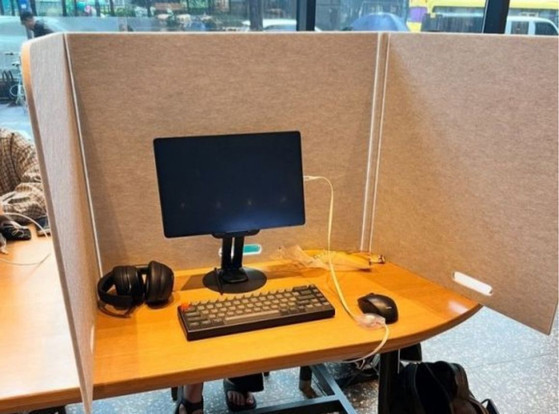 Starbucks’ın ofis gibi kullanılmasına önlem: Bir ülkede masaüstü bilgisayar, yazıcı, uzatma kablosu ve masa bölmesi yasaklandı - Resim : 1