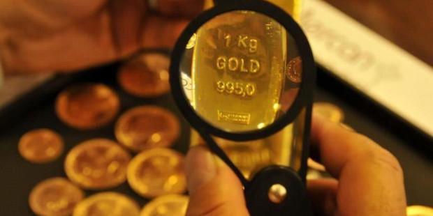 Altın fiyatlarında düşüş sürüyor: Dolar güçlendi, piyasaların gözü verilerde