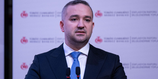 Merkez Bankası enflasyon tahminini yükseltti, faizde 'eşik yüksek' mesajı verdi