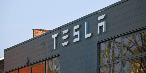 Tesla'dan büyük indirim: Fiyatı 15 bin dolar birden düştü