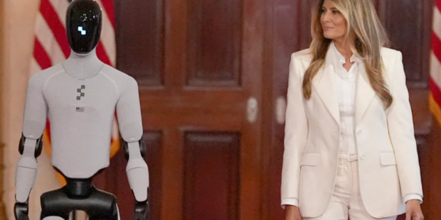 Beyaz Saray'da sürpriz konuk: Melania Trump zirveye robotla katıldı
