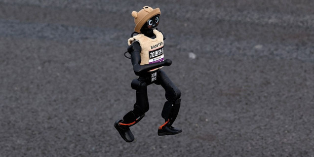 Geçen yıl ayakta duramamışlardı, bu yıl rekor kırdılar: Çin'de robotlarla insanlar yarıştı