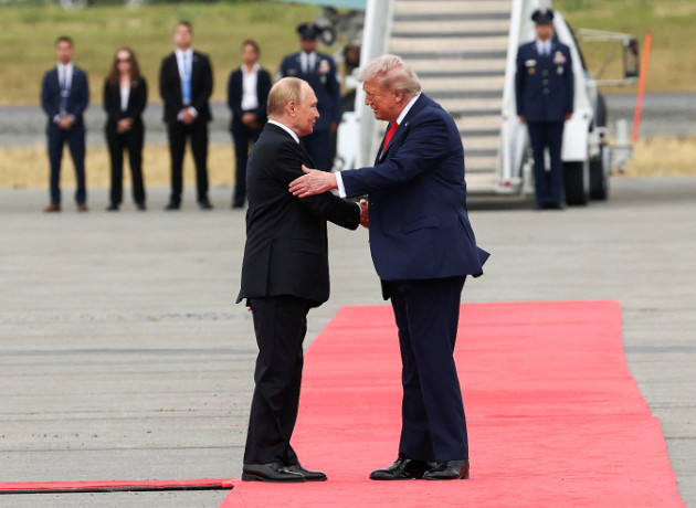 10 yıl sonra ilk kez! Putin-Trump bilek güreşi Alaska'da başladı
