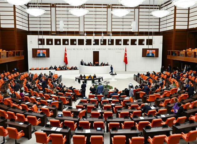 Kanun teklifi TBMM'de kabul edildi: Doğum izni uzatıldı, 15 yaş altına sosyal medya düzenlemesi geldi