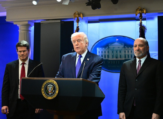 Trump'tan yeni hamle: "Yüzde 10 küresel tarife 5 ay boyunca uygulanacak"