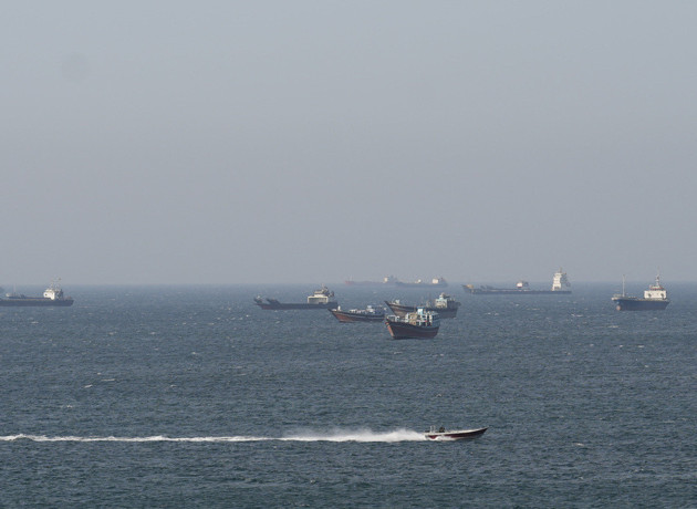 Hürmüz’de abluka delindi: İran bağlantılı tankerler ABD engelini aştı