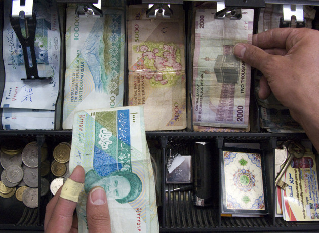 İran'da dolar kuru rekor tazeledi: Tümen tarihinin en düşük seviyesinde