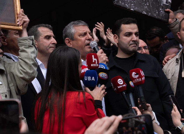 Özgür Özel, CHP Genel Merkezi'nden ayrıldı: "Geri gelmek üzere çıkıyorum"