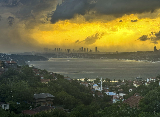 İstanbul'da fırtına hayatı felç etti: Çatılar uçtu, ağaçlar devrildi