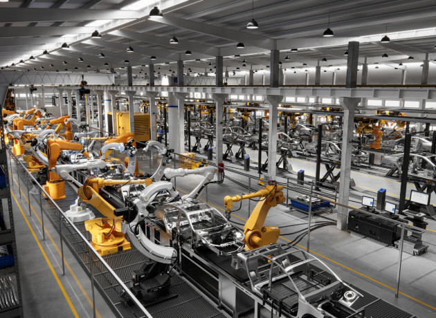 Otomotiv devleri fabrikaları robotlara teslim ediyor: BMW, Tesla ve Mercedes yarışta
