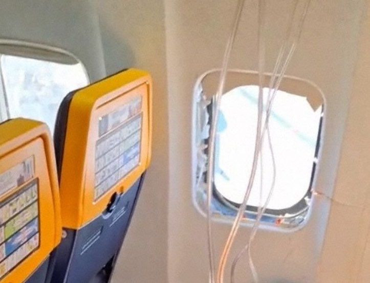 Ryanair uçağında korkutan olay: Pencere yerinden çıktı, yolcu son anda kurtuldu - Resim: 4