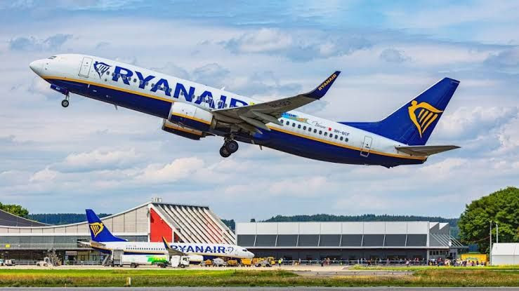 Ryanair uçağında korkutan olay: Pencere yerinden çıktı, yolcu son anda kurtuldu - Resim: 3