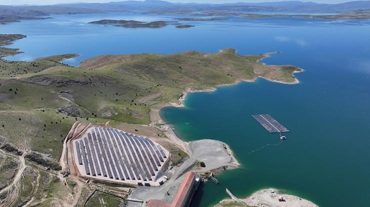 Türkiye'nin ilk yüzer güneş enerjisi santrali elektrik üretimine başlıyor