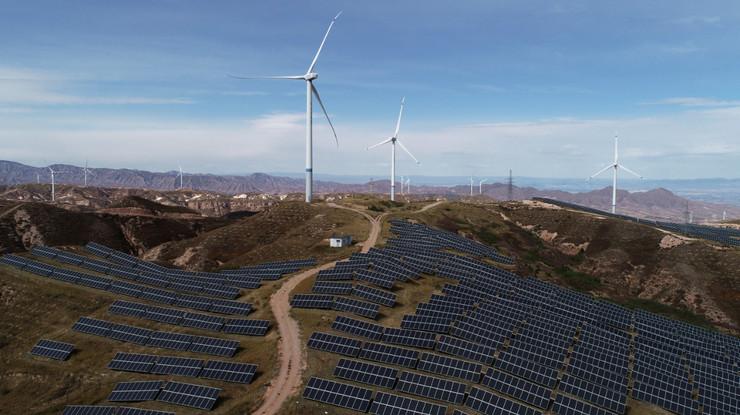 Çin dünyanın geri kalanından iki kat daha fazla rüzgar ve güneş enerjisi kuruyor