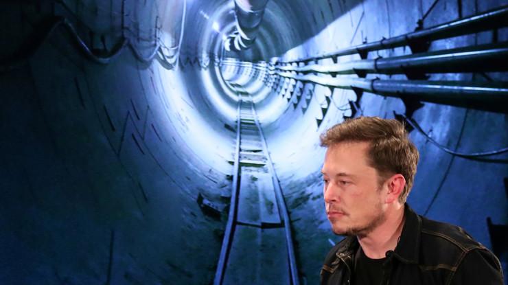 Elon Musk şirketlerini nasıl yönetiyor?