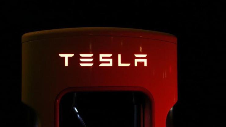 Tesla'da direksiyon problemi: 380 bin otomobil geri çağırılıyor