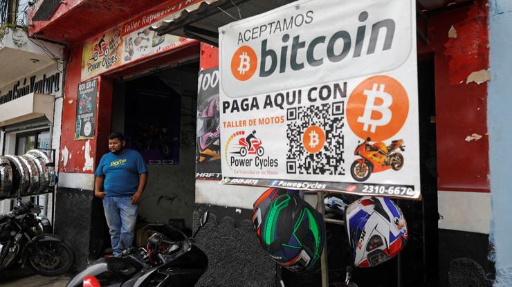 El Salvador’un çift başlı kripto stratejisi: IMF ile anlaşma sonrası Bitcoin yasalarını değiştirdi ancak alımlara devam ediyor