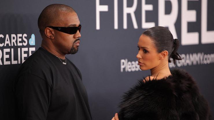 Kanye West gamalı haç baskılı tişört satmaya başladı, Shopify online mağazasını kapattı