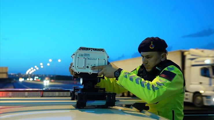 Otoyollarda yapay zekalı radarlar devrede: Saatte 750 araç sorguluyor, hız tespit ediyor, yüz tanıyor
