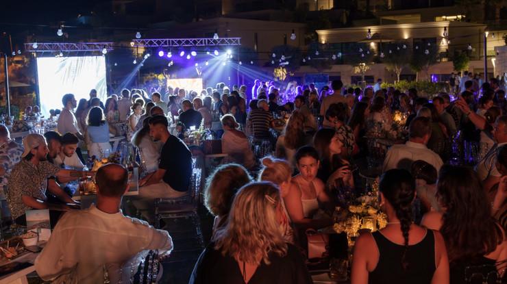 Cemiyet hayatı “Mavi Beyaz Gece”de buluştu: Bodrum’da göz kamaştıran davet
