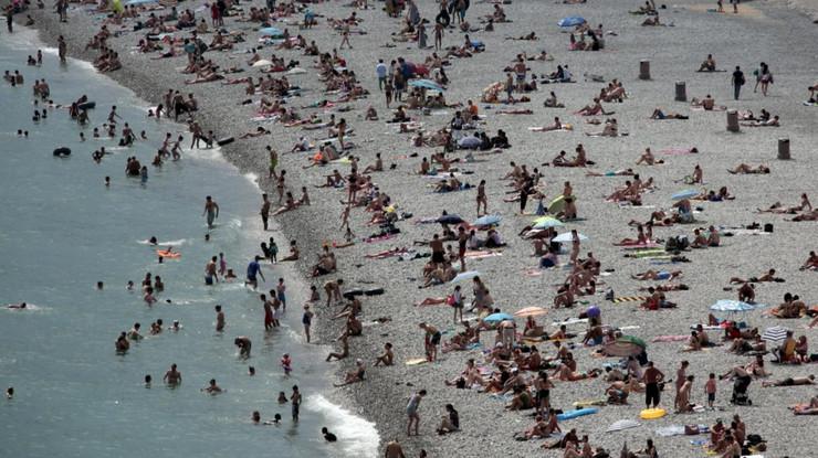 Fransız tatil beldesinden üstsüz gezen ziyaretçilere para cezası: 'Kaslarını sergilemek isteyen plaja gitsin'
