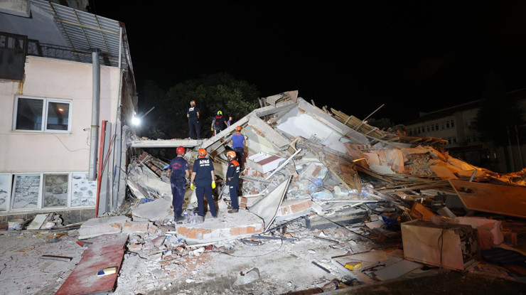 İstanbul'da da hissedilen deprem oldu! Balıkesir Sındırgı merkezli büyüklüğü 6.1!