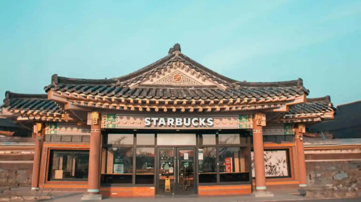 Starbucks’ın ofis gibi kullanılmasına önlem: Bir ülkede masaüstü bilgisayar, yazıcı, uzatma kablosu ve masa bölmesi yasaklandı