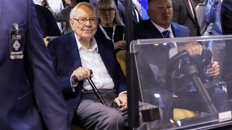 Warren Buffett'tan sürpriz yatırım: Apple hisselerini elden çıkarmaya devam ediyor