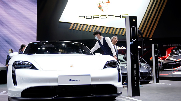 Elektrikli otomobillere olan talep azaldı: Porsche, batarya üretme planını iptal etti