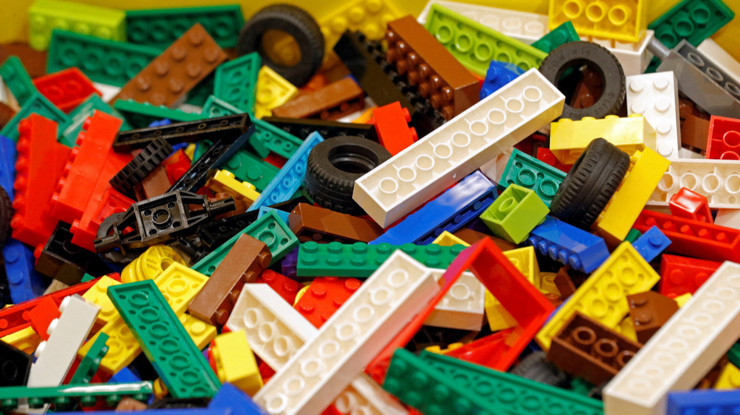 Her ebeveynin korkulu rüyası, ‘en acı verici’ Guinness rekoru: LEGO’ların üzerinde 100 metre çıplak ayakla koştu