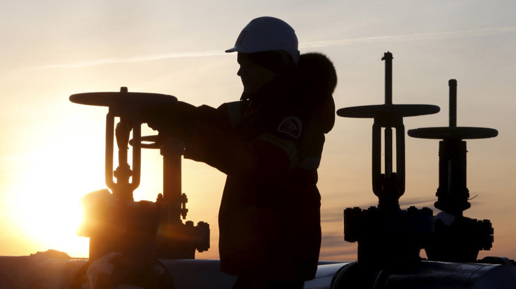 IEA 2025 için petrol talep ve arz tahminlerini yukarı yönlü revize etti